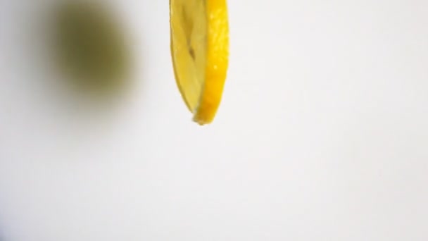 Кусок лимона падает в молоко
 - Кадры, видео