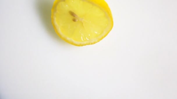 Pedazo de limón se cae en la leche
 - Imágenes, Vídeo