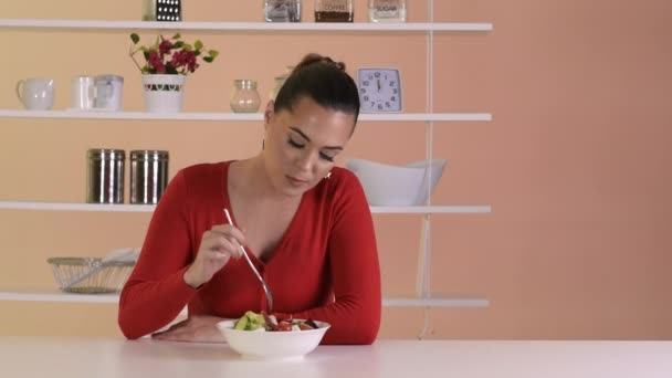 woman eating dietary salad - Πλάνα, βίντεο