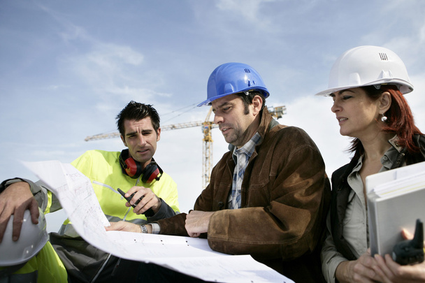 Construction workers discussing plans - Foto, Imagem