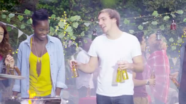 amigos se divierten en la fiesta de barbacoa
 - Metraje, vídeo
