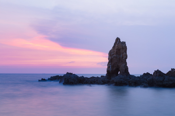 美しい空夕日背景、自然の風景を持つ岩海スカイライン - 写真・画像