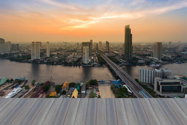 Abriendo piso de madera, río Bangkok y hermoso fondo del cielo
 - Foto, Imagen