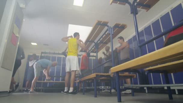Sportler werden in Umkleidekabine eingewechselt - Filmmaterial, Video
