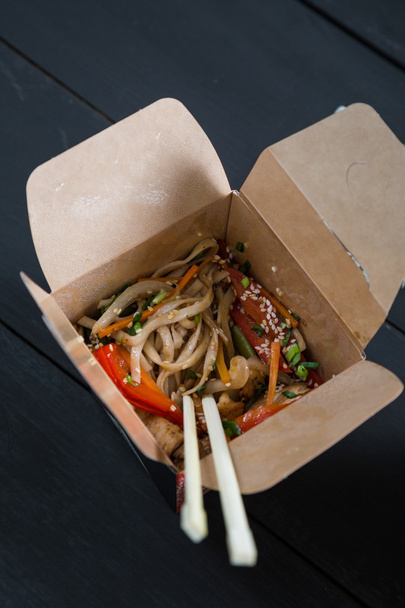 Asian noodles with vegetables in boxes - Foto, afbeelding