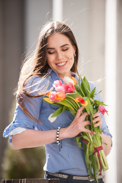Portrét atraktivní dívka s kyticí tulipánů - Fotografie, Obrázek