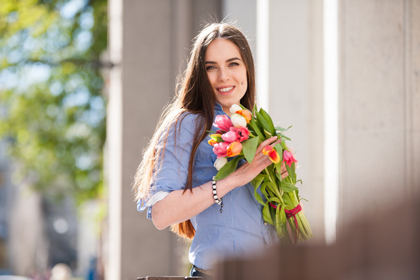 Портрет привлекательной девушки с букетом тюльпанов
 - Фото, изображение