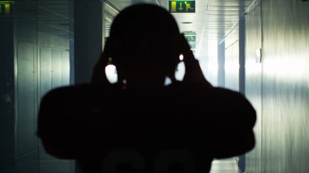 Fußballer läuft allein durch Tunnel - Filmmaterial, Video