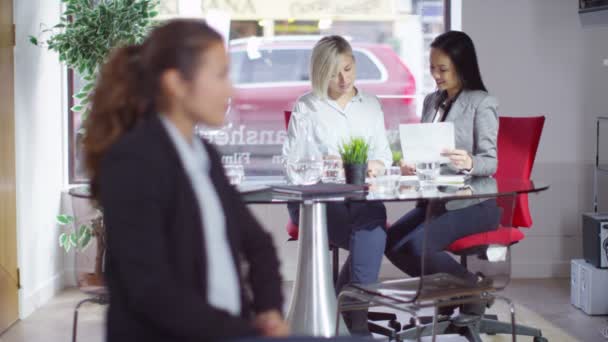 Jeune femme d'affaires sur le lieu de travail
 - Séquence, vidéo