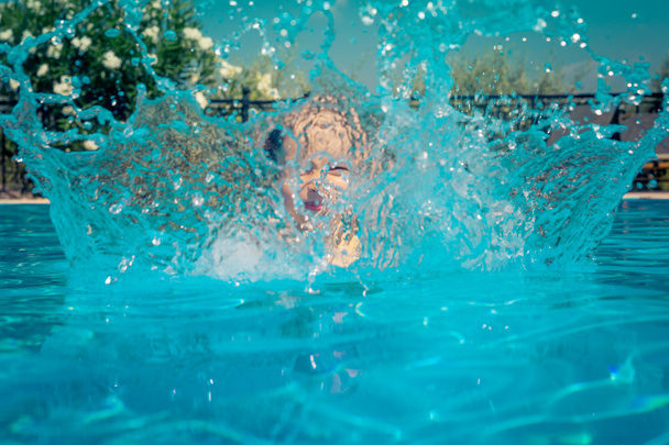 gyermek medencében - Fotó, kép