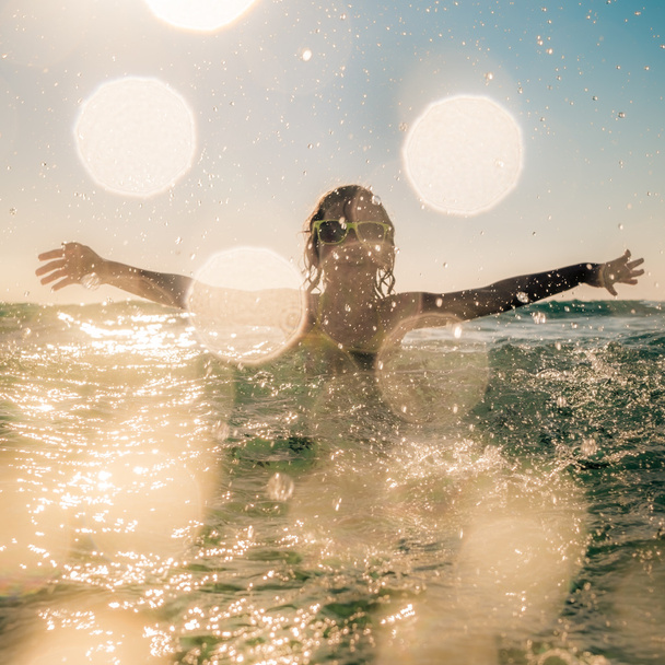 Silhouette floue de mouvement de l'enfant dans la mer
 - Photo, image