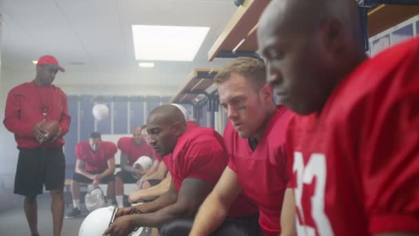 チームのロッカー ルームでアメリカン フットボール選手 - 映像、動画