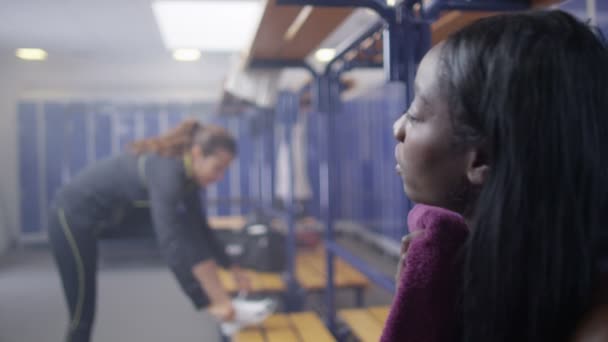  women chat in ladies' locker room - Filmagem, Vídeo