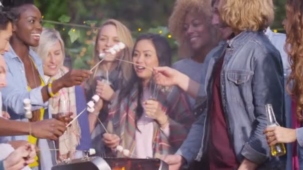 Freunde essen Marshmallows - Filmmaterial, Video