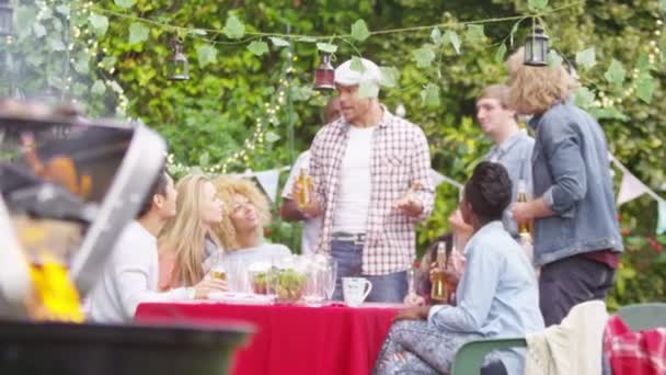 φίλοι αυξήσει μπουκάλια μπύρας για μια φρυγανιά  - Πλάνα, βίντεο
