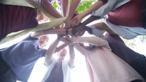  amigos levantando las manos hacia el cielo
 - Metraje, vídeo