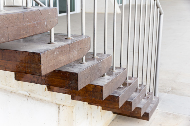 крупный план лестницы с деревянными ступенями
 - Фото, изображение