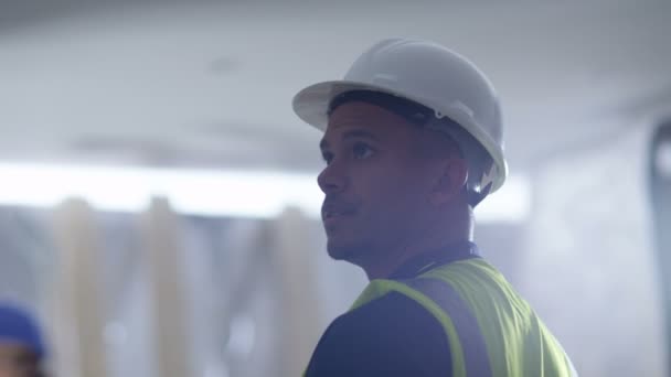 werknemer op de bouwplaats kijkt rond - Video