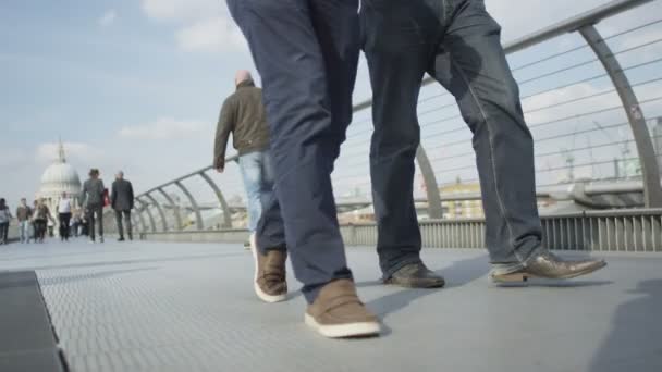  ноги идут по Лондонскому мосту
 - Кадры, видео
