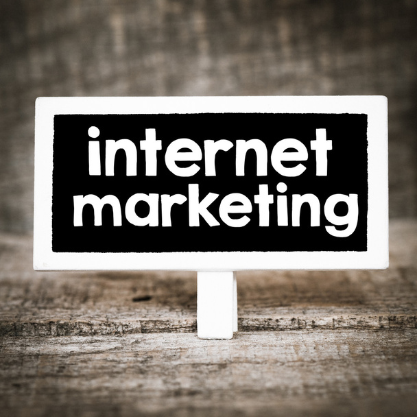 Internet marketing op blackboard - Foto, afbeelding