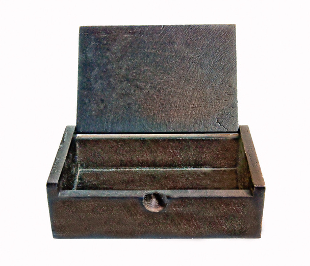 Открытая деревянная коробка на белом фоне
 - Фото, изображение