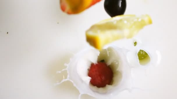 Mezcla de frutas caer en la leche
 - Metraje, vídeo