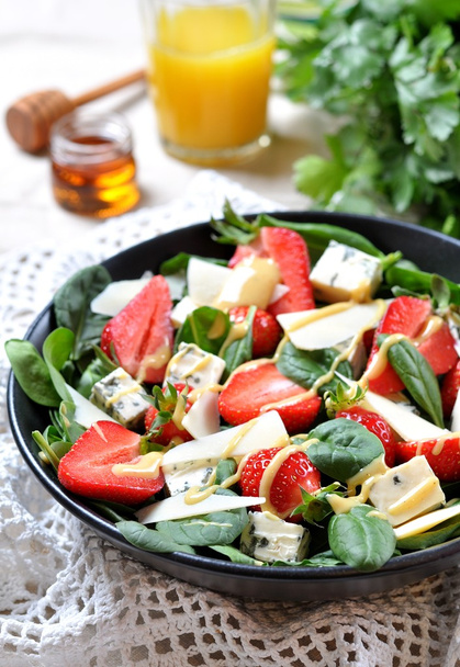 Salada com espinafre, morangos, queijo azul e parmesão
 - Foto, Imagem