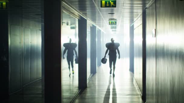 フットボール選手はトンネルを独り歩く - 映像、動画