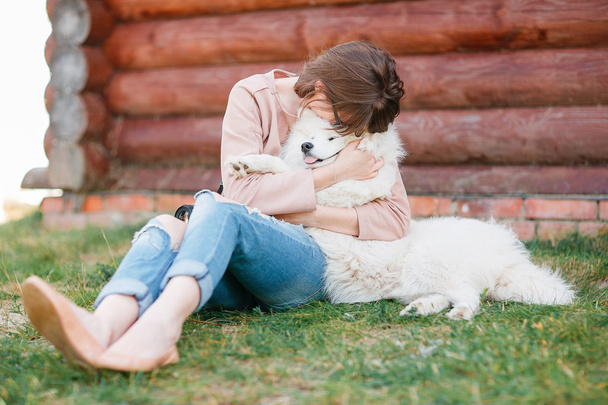 joven chica blanco perro jeans
 - Foto, Imagen