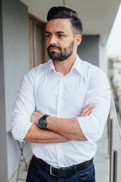 Portrait of a young businessman in a white shirt with arms cross - Foto, Imagen