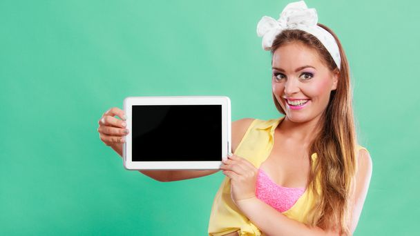 Pin up girl with tablet. Blank screen copyspace. - Foto, Imagem