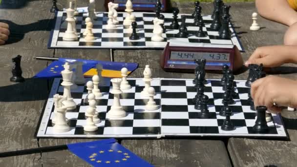 Siumultan chess for children and young people 1 - Πλάνα, βίντεο