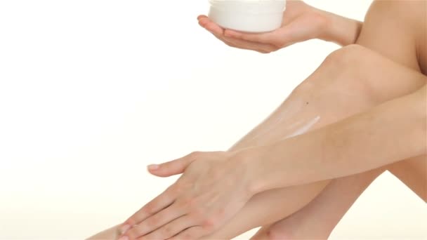Detailní záběr žena krémy nohu - Záběry, video