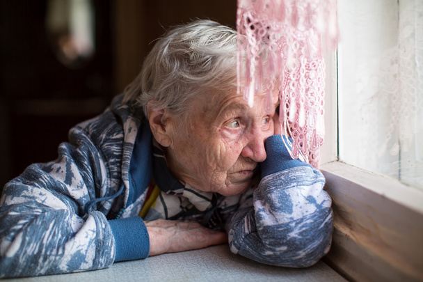 Ηλικιωμένη γυναίκα ψάχνει δυστυχώς - Φωτογραφία, εικόνα