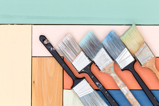 Cinque pennelli usati puliti su legno colorato
 - Foto, immagini