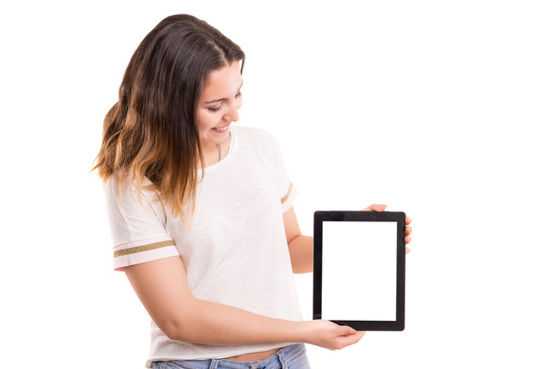 Femme présentant le produit dans une tablette numérique
 - Photo, image