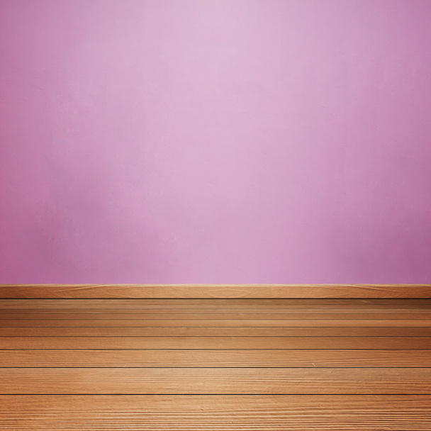 интерьер комнаты с бетонной стеной и коричневым деревянным полом
 - Фото, изображение
