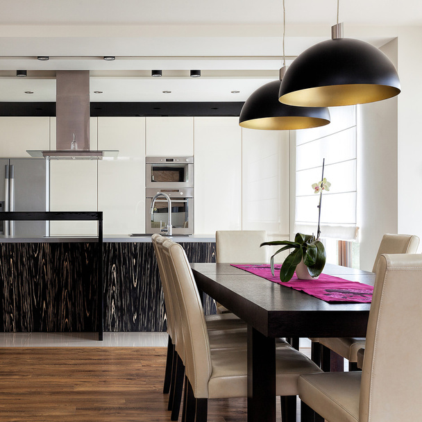 Apartamento urbano - Cocina con mesa
 - Foto, Imagen
