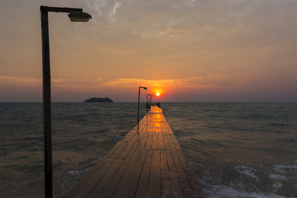 Jetée et lever du soleil à Koh Rong Island, près de Sihanoukvile, Cambodge
 - Photo, image