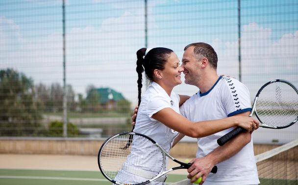 Женщина и мужчина на теннисных кортах
 - Фото, изображение