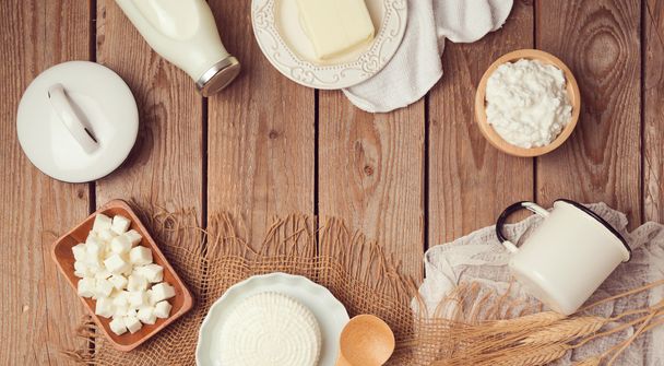 ミルクとチーズの木製の背景 - 写真・画像