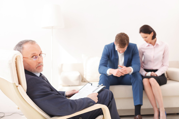 Married couple is consulting a psychotherapist - Foto, afbeelding