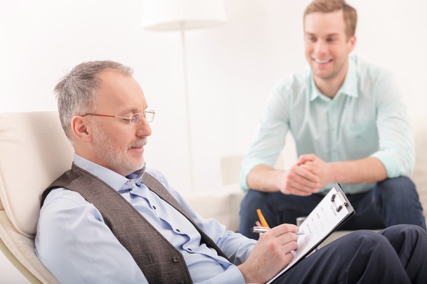 Ο επαγγελματίας ψυχοθεραπευτής δίνει συμβουλές σε ασθενείς - Φωτογραφία, εικόνα