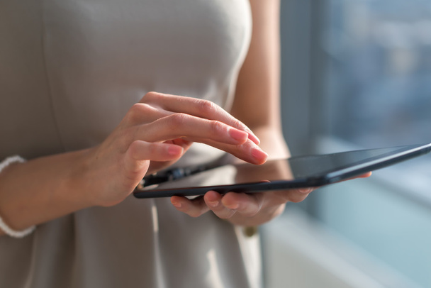  Geschäftsfrau mit digitalem Tablet in der Hand - Foto, Bild