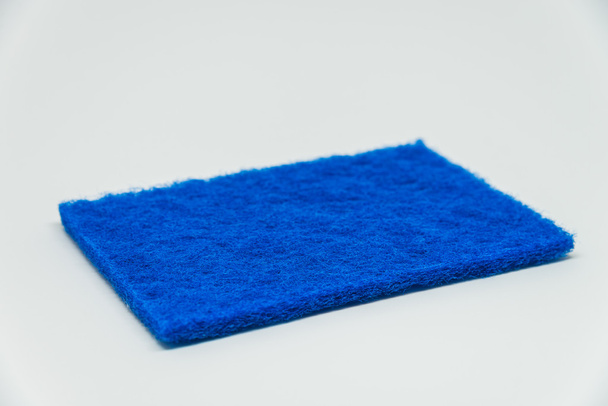 Μπλε Scouring pad με λευκό φόντο και επιλεκτική εστίαση - Φωτογραφία, εικόνα