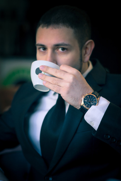 Young businessman drink tea at the cafe - Foto, Imagem