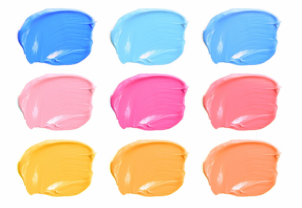 Set kleur make-up uitstrijkjes lippenstift geïsoleerd op witte achtergrond - Foto, afbeelding