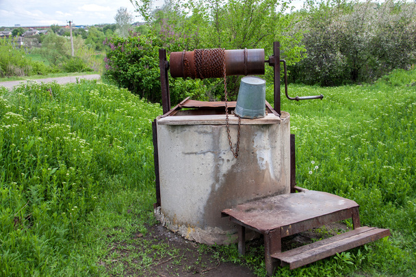 vieux puits avec de l'eau dans le village
 - Photo, image