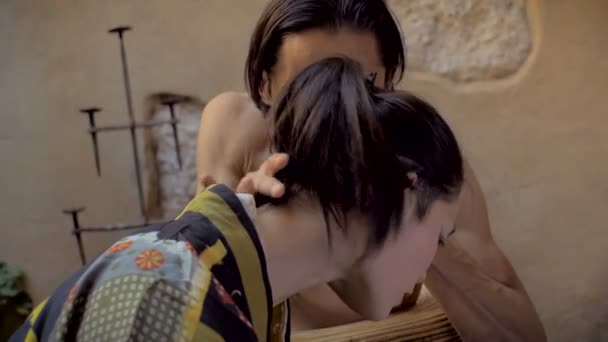 Étrange routine de cour entre une Japonaise et un Mexicain
 - Séquence, vidéo