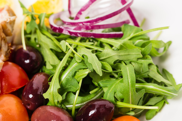 Смачний нікейський салат з руколою та оливками
. - Фото, зображення